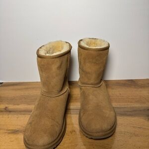 Ugg Boots, Chestnut Size 6 EUC only worn once inside, no box included